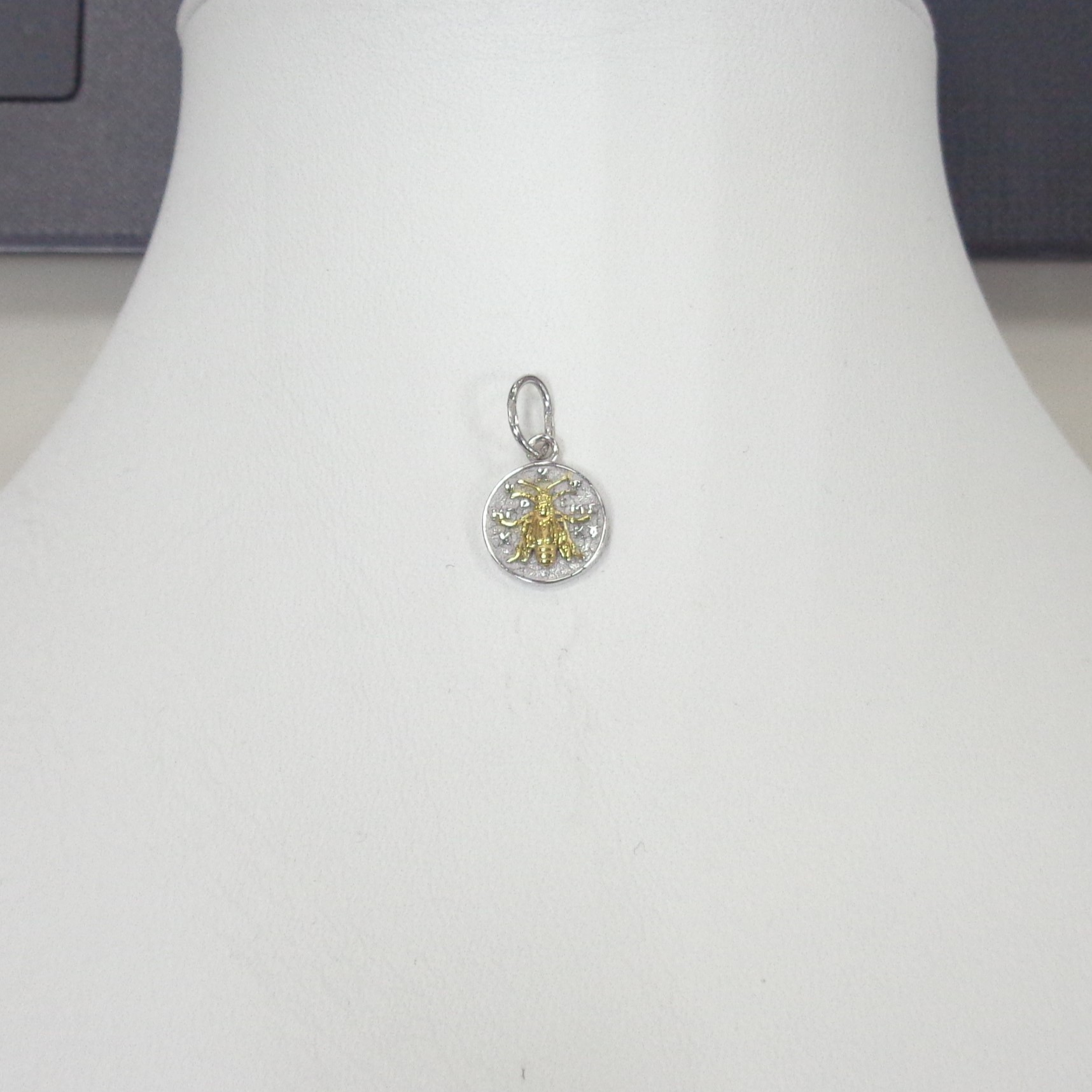 Подвеска из комбинированного золота "символ Киккского монастыря"